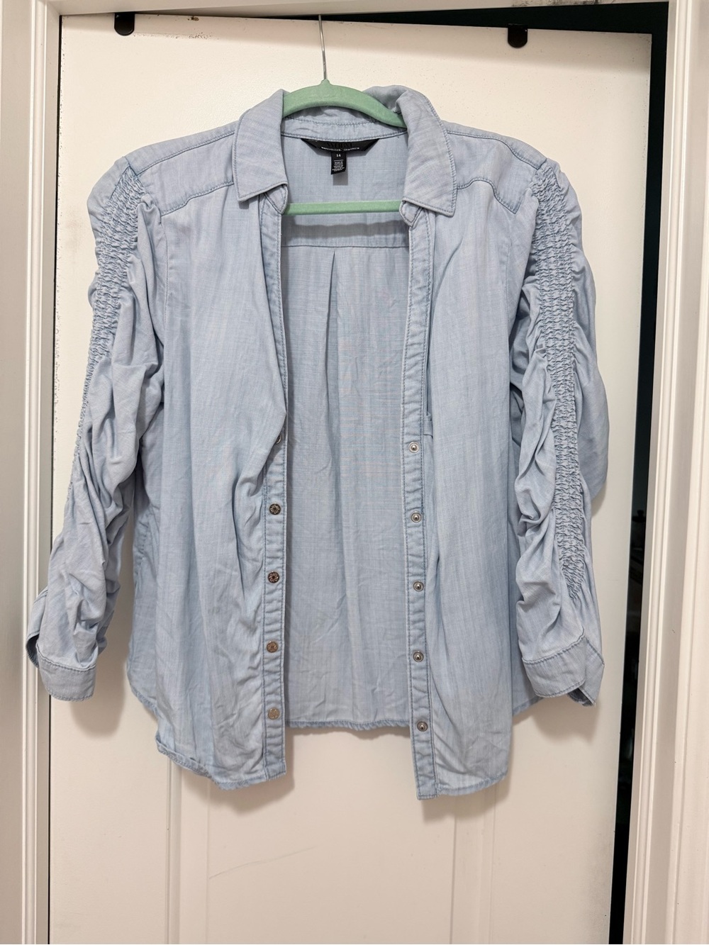 White House Black Market Chambray Shirt | Size 14 | WHBM 💙